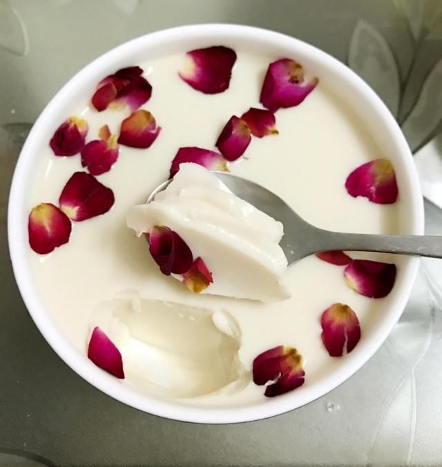 玫瑰|牛奶只会傻傻直接喝?学会这1招,不烤不蒸,做出孩子爱吃的甜品