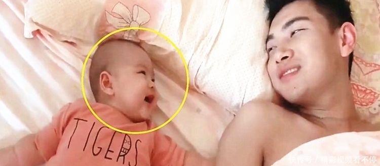 爸爸|女儿睡醒后乖乖躺着等爸爸,看到爸爸回头时,画面萌炸了