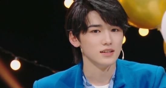 宋亚轩依旧是王牌局外人,收官聚会坐在边上,距离让人心疼!