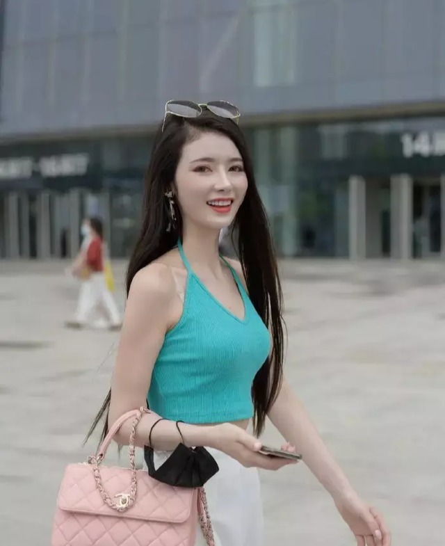 配阔|美女街拍:清凉小背心配阔腿裤,简约大方,时尚迷人