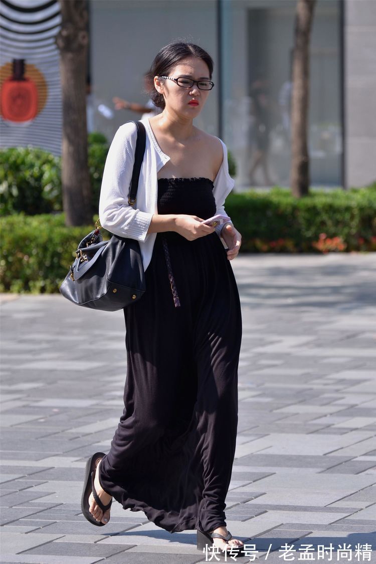 尖头|街拍:小姐姐荷叶边的紧身裙,搭配红色尖头细跟鞋,就是这样漂亮