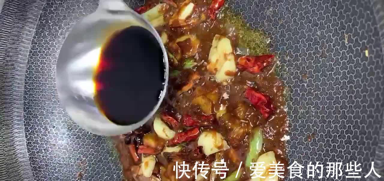 家常版酱焖鲤鱼的做法,鲜嫩味美酱香入味,一道超级美味的下饭菜