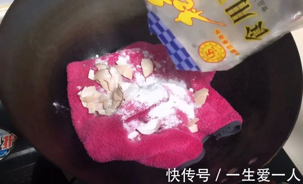 不管厨房抹布多脏多油,教你一招,不用搓洗,5分钟油污轻松洗净
