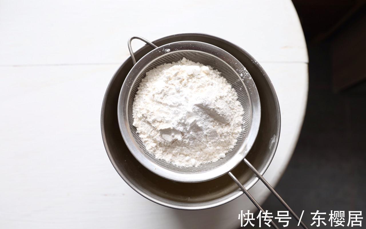 香酥可口的咸蛋黄酥，浓浓椰香，满口酥脆