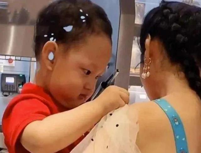 邋遢|妈妈穿“露肩装”逛街,直男儿子为她操碎了心,暖心举动笑翻网友