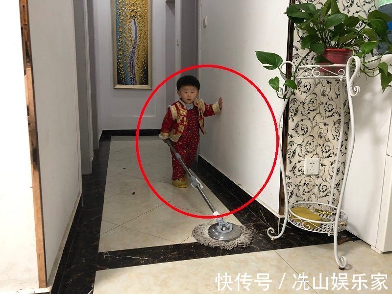 娇里|娃睡了,妈妈“抢时间”忙家务,回头看到娃的举动,瞬间泪崩!