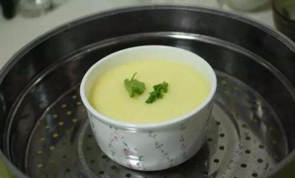 会让鸡蛋|蒸鸡蛋时,记住四个小窍门,蒸出来的鸡蛋鲜美嫩滑、无蜂窝