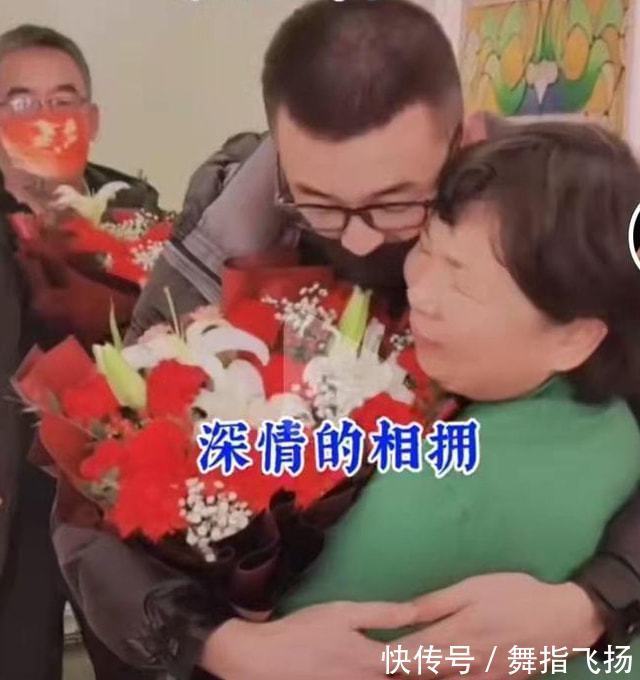 孟郊#杜新枝风风火火闯九江,回河南受粉丝隆重欢迎:送花送温暖送怀抱