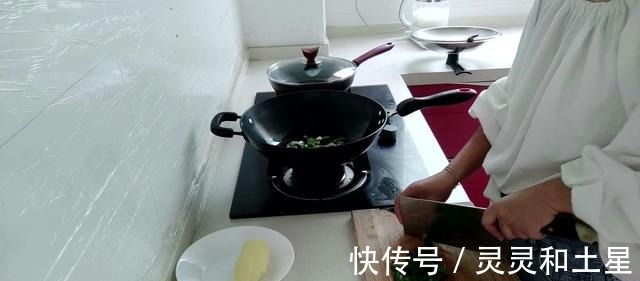 青椒|好吃的青椒炒土豆,只需要1个土豆2个青椒,想吃就快来跟我一起做!