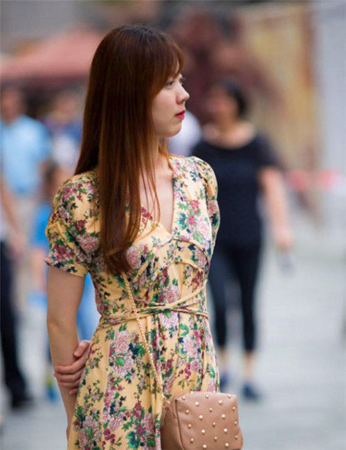 街拍:小美女的时尚穿搭,尽显身材曲线