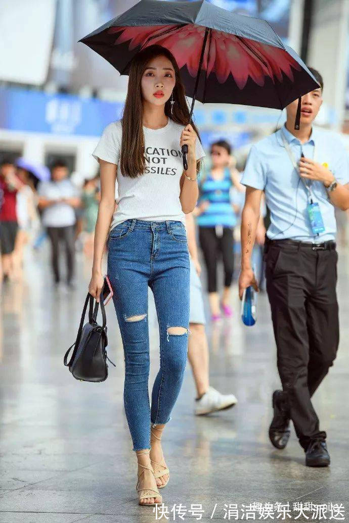 尖头 美女脚上一双一字带的高跟凉鞋,凸显她的身高,显得更加的有气质