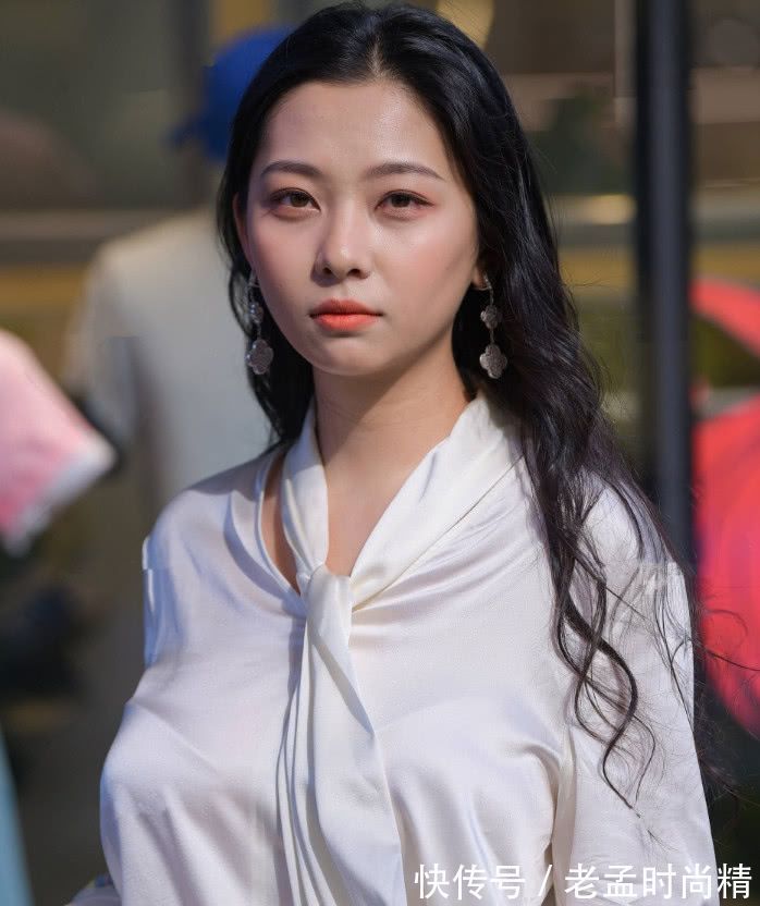 辣妈 时尚辣妈穿上职业装,整个人都散发着自信的气场,美极了