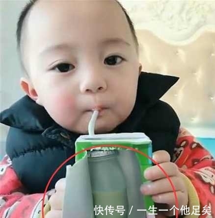 妈妈把蔬菜汁装进牛奶盒里给宝宝喝,宝宝喝完后的表情亮了!