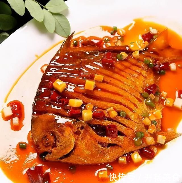 干烧鲳鱼成菜味最清腴 鲜嫩可口色泽红亮 鱼肉鲜嫩甜咸香辣