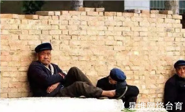 折磨|63岁老人倾诉照顾病痛的长寿老人,时间越长,对儿女的伤害越大