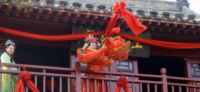 下联|大臣出上联招女婿，无一人对出，结果这个乞丐对出，娶走两媳妇！