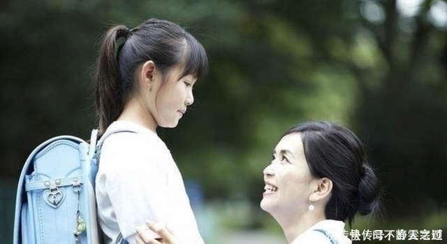 感恩之心|宝妈冒雨接孩子放学,被路人拍到这幕火了,网友哽咽为母则刚