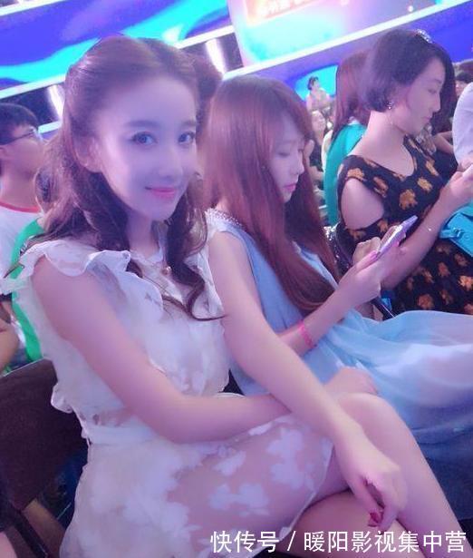 非诚勿扰|非诚勿扰台上女嘉宾没火，观众席中的她却火了，路人最美观众