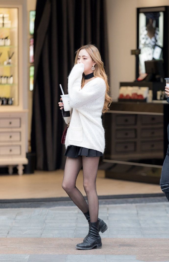 高挑 针织衫搭配黑丝短靴,高挑靓丽的小姐姐,气质十分出众