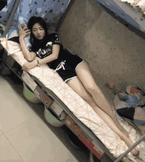 |搞笑GIF:是谁说喜欢苗条的妹子 你们看看这位美女怎么样?