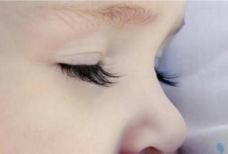 高鼻梁|2岁儿子乖巧吃饭,“地中海”发型太吸睛,网友:上辈子是个阿哥