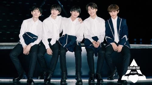 《创4》热度登顶第一，全面碾压《青3》，网友：全员喜剧人