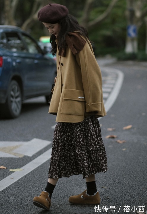 高跟鞋|“大衣+碎花裙”今年最火cp,优雅又温柔,爱美的小姐姐都穿上了