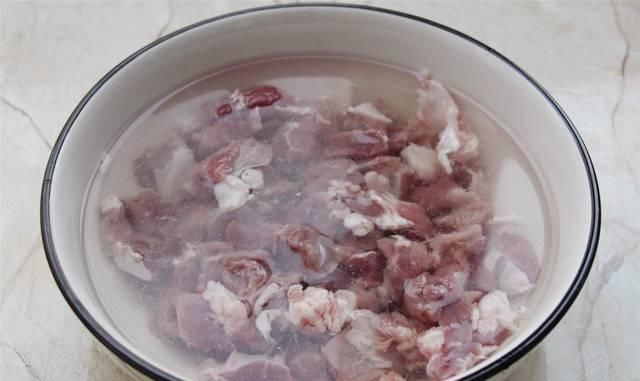 教你一道懒人美食，把肉和大米放进电饭煲，打开锅盖喷香扑鼻