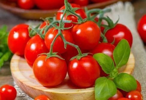 血糖偏高|血糖偏高不能吃西红柿?医生提醒:若想稳定血糖,尽量少吃2物