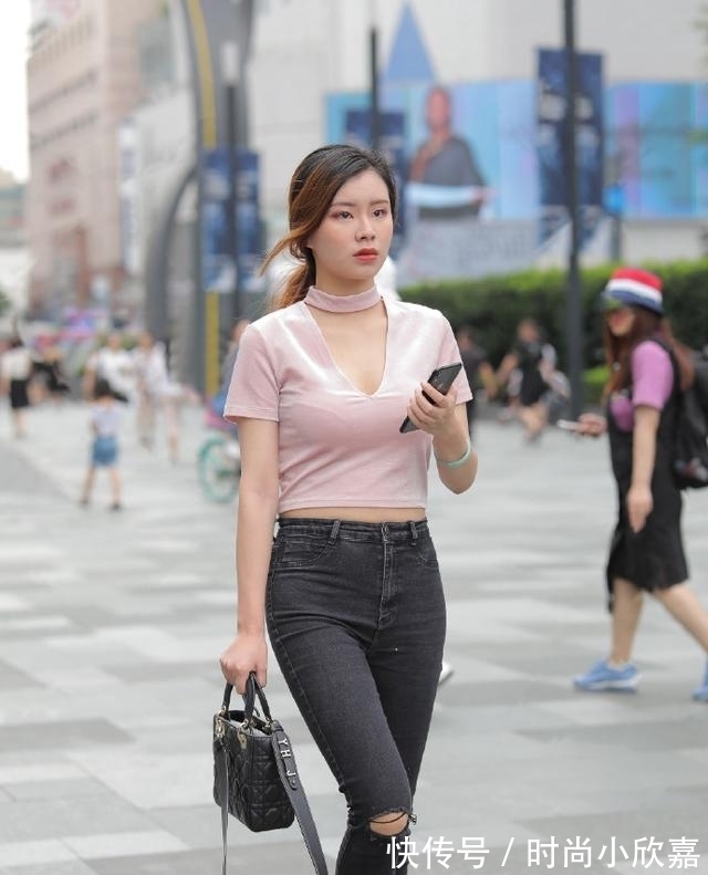 造型|让你的造型充满休闲个性的气息选择破洞牛仔裤的穿搭！