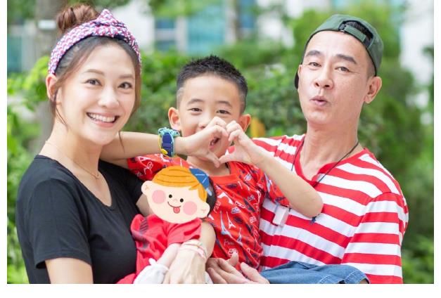 夫妇俩|爱国先锋!陈小春1岁半小儿子正面照曝光,手执国旗开心挥舞狂奔