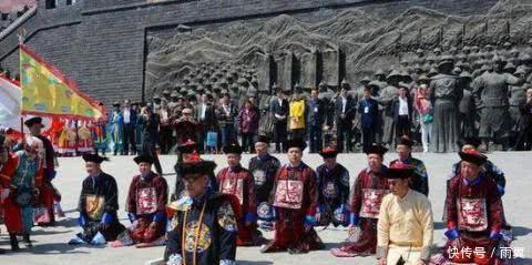 古代|他是乾隆七世孙,穿龙袍过着古代皇帝的生活,还留有皇帝扳指!