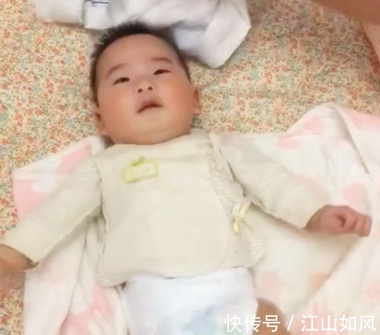 爸爸|萌宝的头被爸爸盖住, 接下来就一动不动了, 网友直呼玩大了!