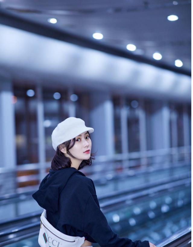 童帽|机场造型好时髦，短款卫衣配斜挎包，戴上报童帽更俏皮洋气
