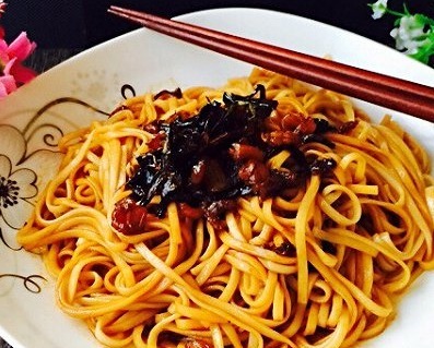 面条煮一煮,再拌一拌,好吃的葱油拌面就做好了,做法超简单