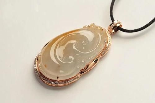 珠宝店里卖的玫瑰金是黄金吗? 是玫瑰红的金吗？