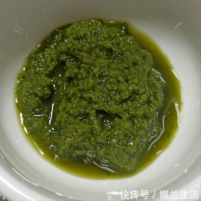 腌韭花酱|腌韭花酱,只放盐还不够,多放1样水果,更香更浓郁,存放时间久