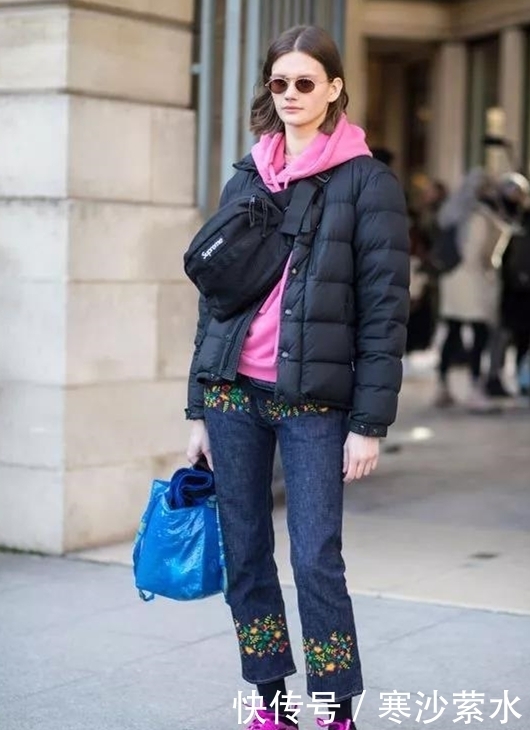 下半身|谁说穿羽绒服一定要配毛衣?get减龄的卫衣,展现chic随性