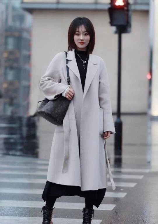 街拍:语笑嫣然的小姐姐,一身简约的穿搭,尽显清纯女神范