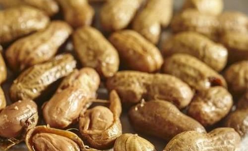 水煮花生时，别只会加盐煮，学会3个小技巧，鲜香入味，真好吃