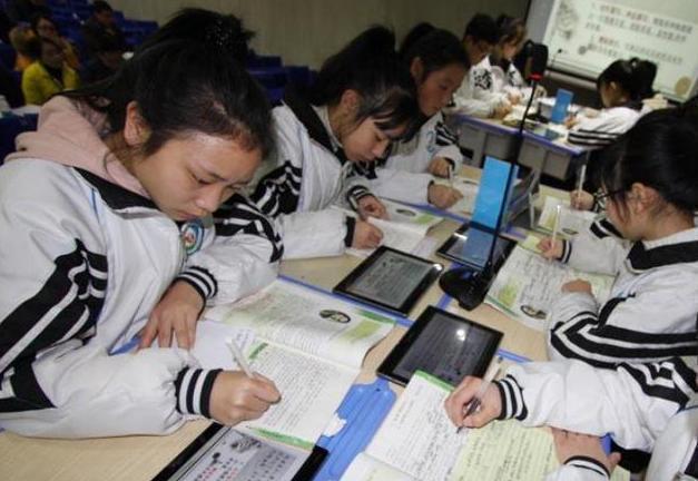 成绩|小学生暗改试卷成绩变98分,亲妈一眼看穿你忘了最大的一个漏洞