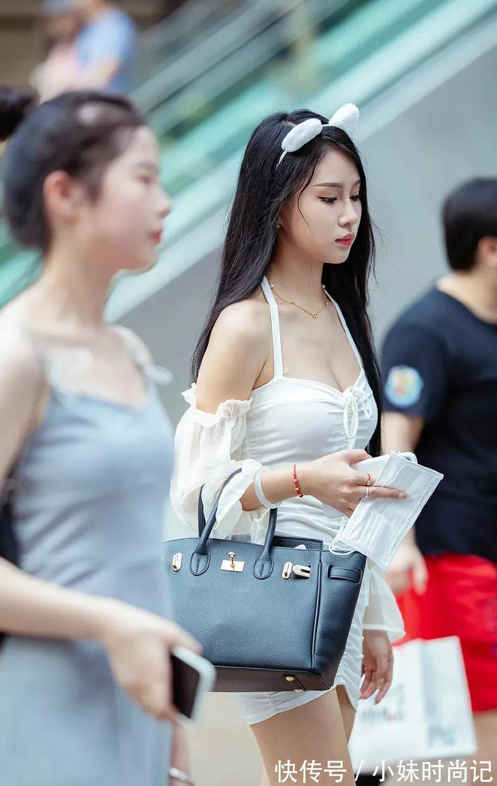 美女 时尚街拍:走路带风的美女,白晳的肤色很亮眼