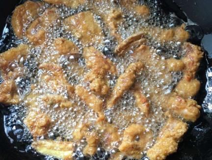 炸小酥肉，挂糊是基本，花椒是精髓，两者恰到好处，味道才正宗！