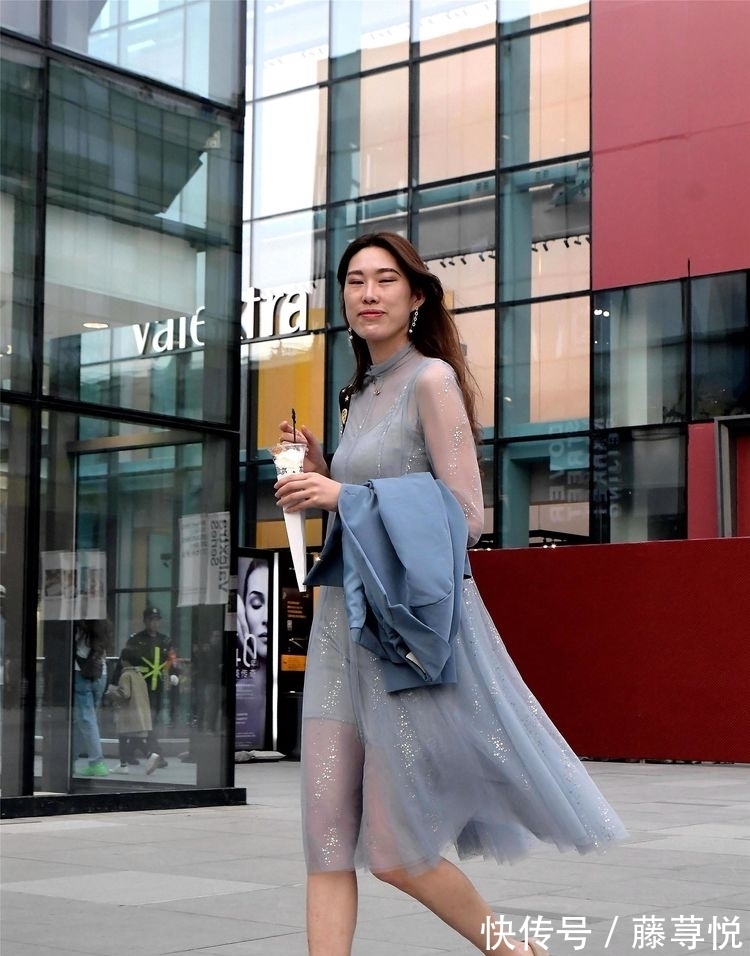 透视 美女穿着一件透视的连衣裙,有着一种若隐若现的美