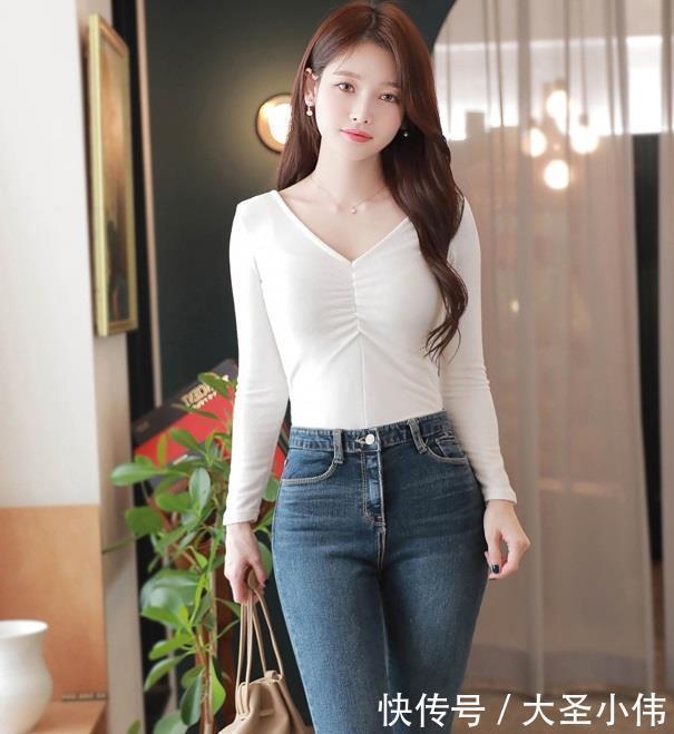 美女街拍美女白色的打底衫搭牛仔裤,摩登前卫,气质十足