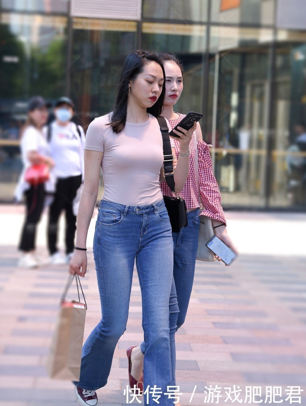陪伴|出门逛街少不了闺蜜陪伴,个性的穿搭让你展现出专属风采