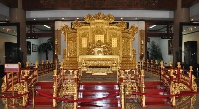龙椅|故宫中那把传世500年的龙椅,到底是用何材料做成?比黄金还珍贵!