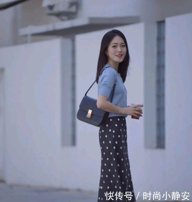 优雅 成熟女人的早秋穿搭如何搭配?可以选择简约款,呈现出优雅大方