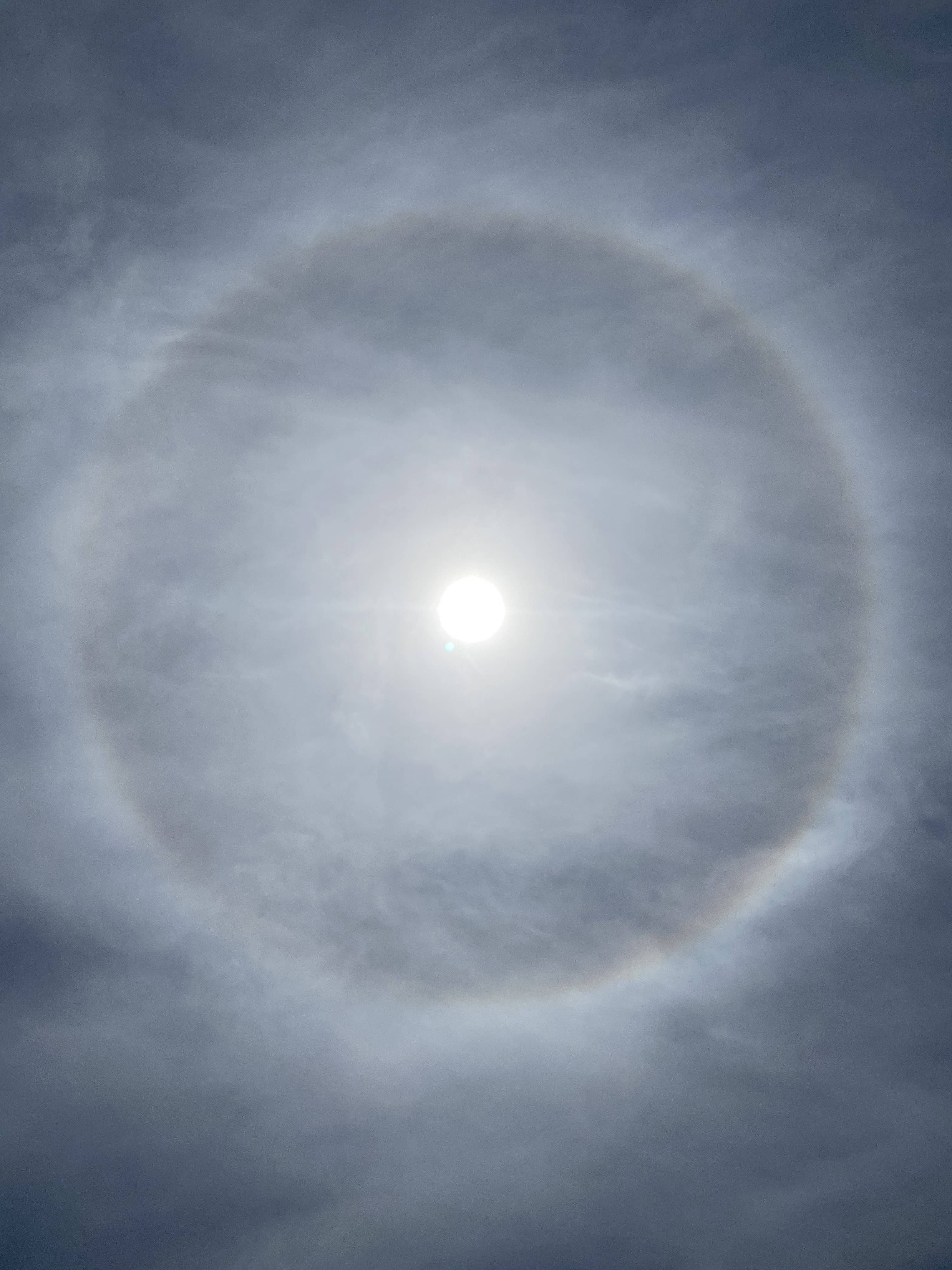 三棱镜 抬头看！桐乡上演日晕奇观！预示着……