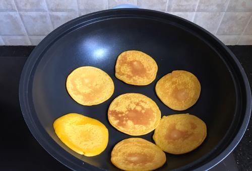 南瓜松饼|自从做了它，再也不想买面包，平底锅就能做，暄软可口，越嚼越香